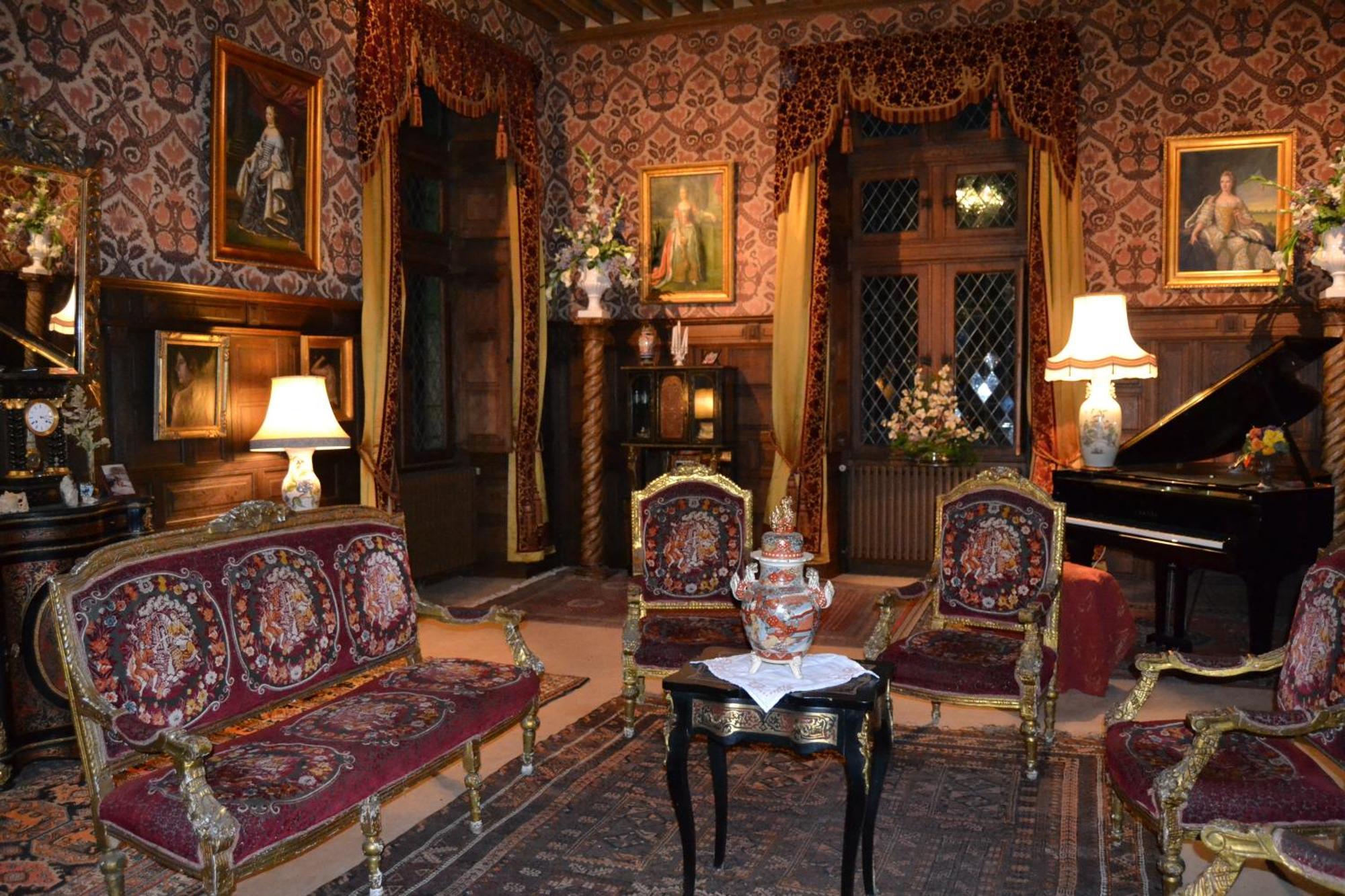 Chateau De Peufeilhoux Vallon-en-Sully Екстериор снимка
