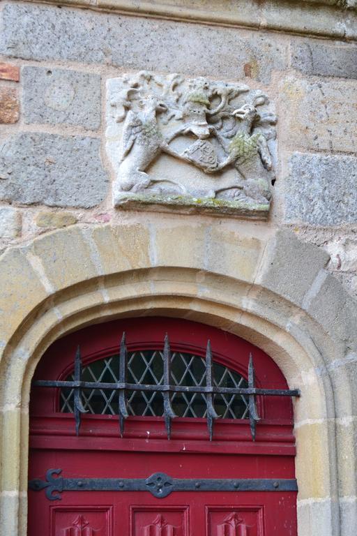 Chateau De Peufeilhoux Vallon-en-Sully Екстериор снимка