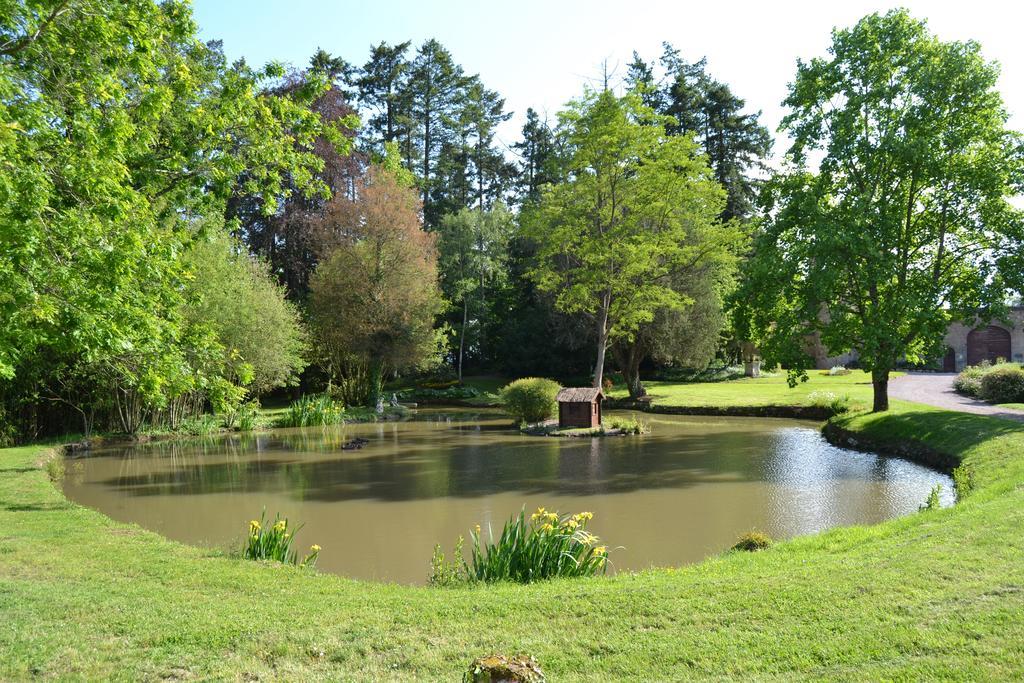 Chateau De Peufeilhoux Vallon-en-Sully Екстериор снимка