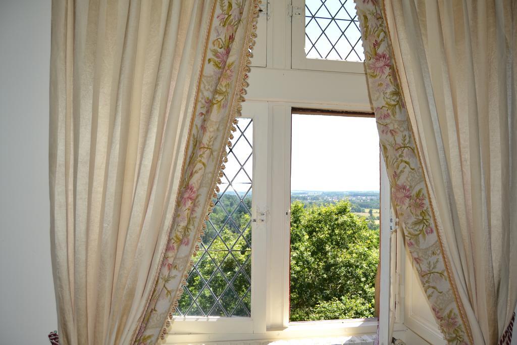 Chateau De Peufeilhoux Vallon-en-Sully Екстериор снимка