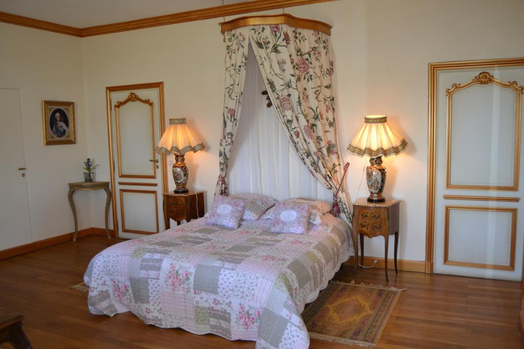 Chateau De Peufeilhoux Vallon-en-Sully Екстериор снимка