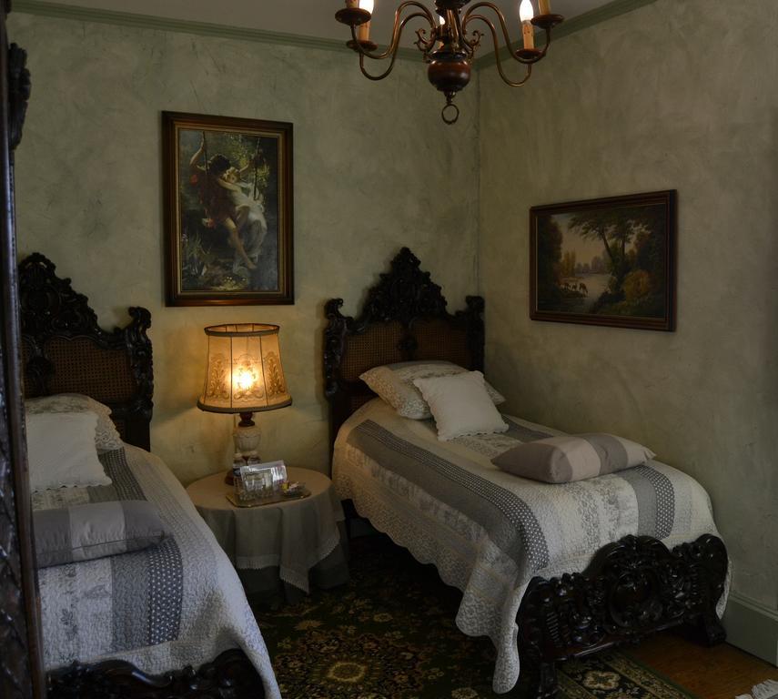 Chateau De Peufeilhoux Vallon-en-Sully Екстериор снимка