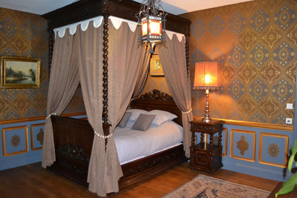 Chateau De Peufeilhoux Vallon-en-Sully Екстериор снимка