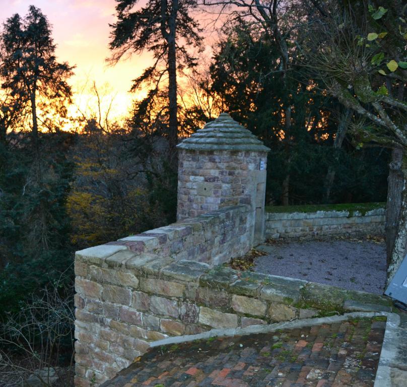 Chateau De Peufeilhoux Vallon-en-Sully Екстериор снимка
